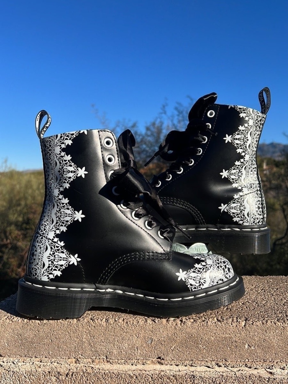 New⁉️ Dr. Martens Pascal Henna White Floral Lace Black Combat Boots